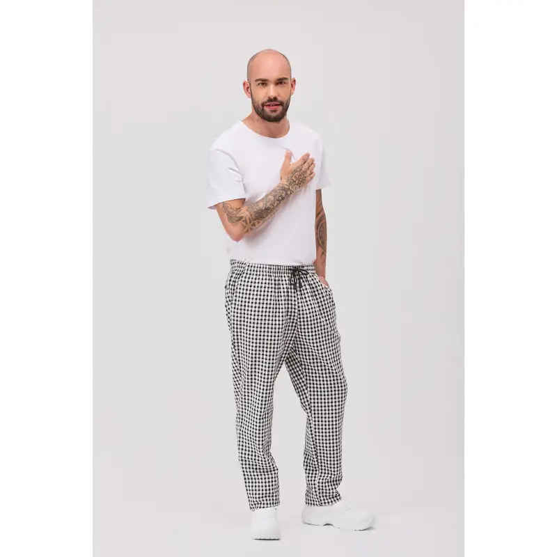Pantalón cocina unisex Norvil 88 2 Pantalón cocina unisex Norvil 88 en negro, vista frontal, sobre modelo.