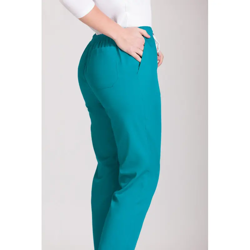 Pantalón sanitario unisex Norvil 90 2 Pantalón sanitario unisex Norvil 90 en aguamarina, vista de tres cuartos, sobre modelo.
