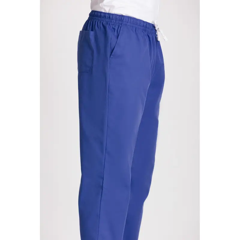 Pantalón sanitario unisex Norvil 90 4 Pantalón sanitario unisex Norvil 90 en azulón, vista frontal, sobre modelo y encuadre parcial.