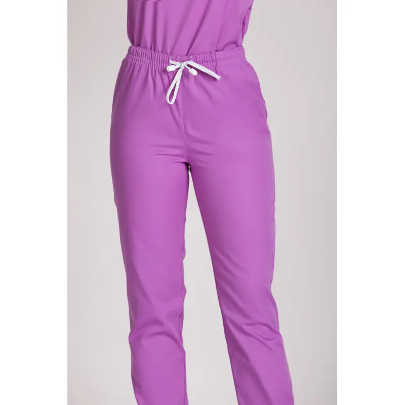 Pantalón sanitario unisex Norvil 90 6 Pantalón sanitario unisex Norvil 90 en lila, vista frontal, sobre modelo.