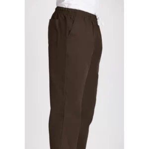 Pantalón sanitario unisex Norvil 90 en marrón, vista frontal, sobre modelo y encuadre parcial.