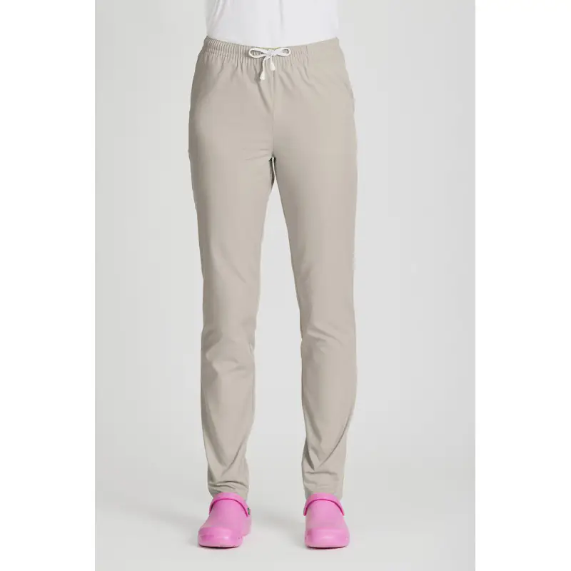 Pantalón sanitario unisex Norvil 90 5 Pantalón sanitario unisex Norvil 90 en crudo, vista frontal, sobre modelo.