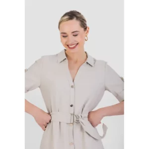 Vestido camisero efecto lino Norvil 9072 en crudo, vista frontal, sobre modelo.