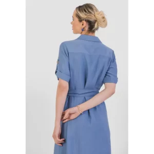 Vestido camisero efecto lino Norvil 9072 en lavanda, vista trasera, sobre modelo.
