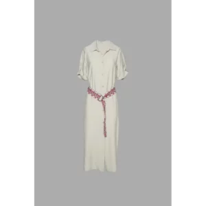 Vestido de mujer con cinturón Norvil 9072-P084 en crudo con cinturón burdeos, vista frontal.