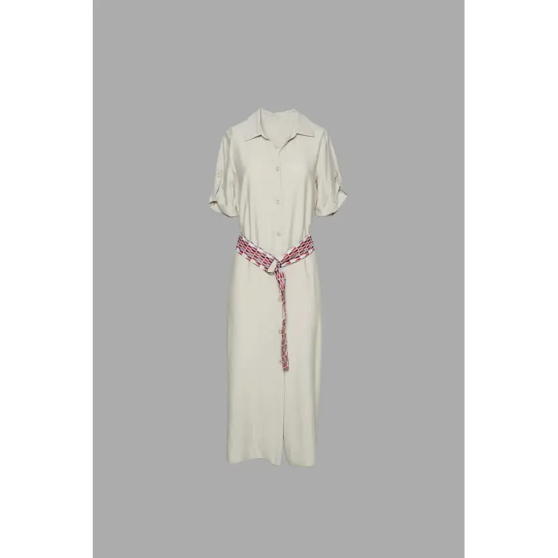Vestido de mujer con cinturón Norvil 9072-P084 1 Vestido de mujer con cinturón Norvil 9072-P084 en crudo con cinturón burdeos, vista frontal.