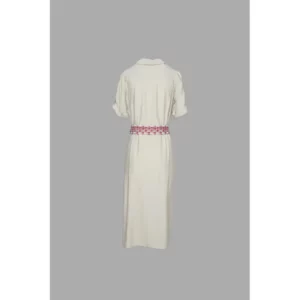 Vestido de mujer con cinturón Norvil 9072-P084 en crudo con cinturón burdeos, vista trasera.
