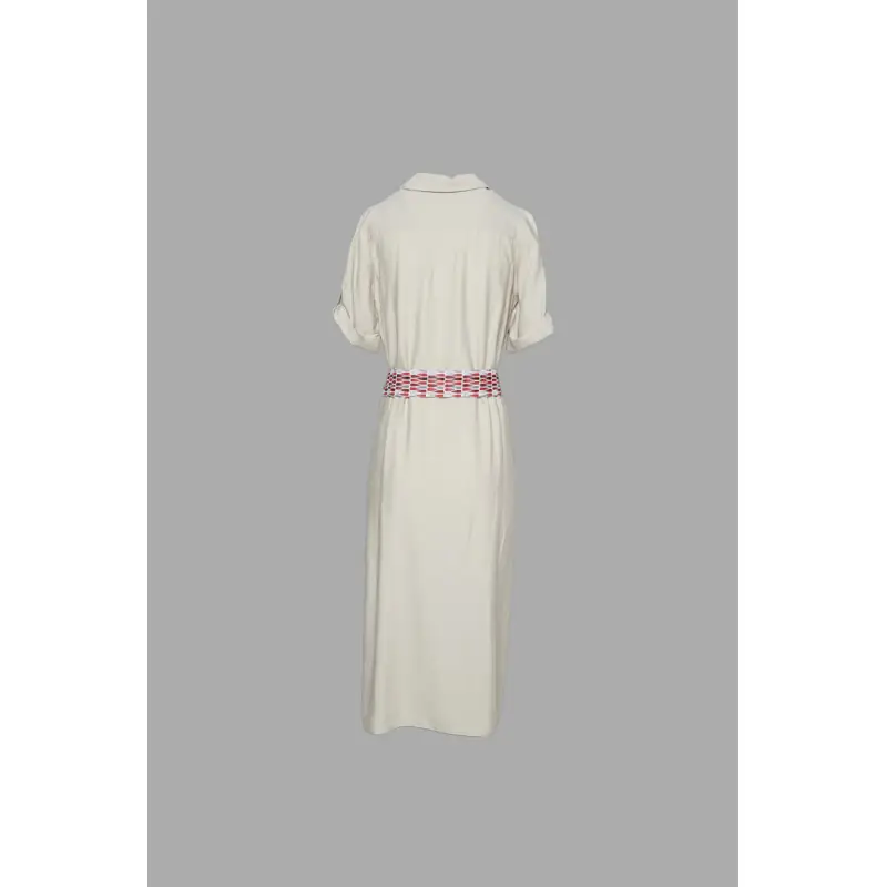Vestido de mujer con cinturón Norvil 9072-P084 2 Vestido de mujer con cinturón Norvil 9072-P084 en crudo con cinturón burdeos, vista trasera.