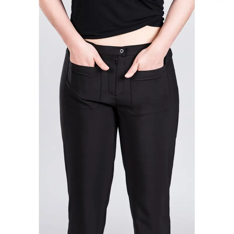 Pantalón confort fit de mujer Norvil 95 1 Pantalón confort fit de mujer Norvil 95 en negro, vista frontal, sobre modelo y encuadre parcial.