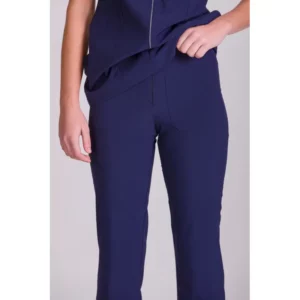Pantalón confort fit de mujer Norvil 95 en marino, vista frontal, sobre modelo y encuadre parcial.