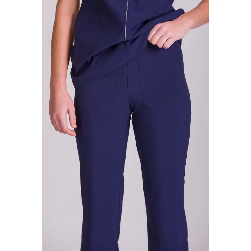Pantalón confort fit de mujer Norvil 95 3 Pantalón confort fit de mujer Norvil 95 en marino, vista frontal, sobre modelo y encuadre parcial.