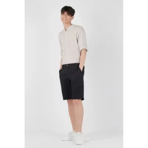 Bermuda elástica unisex Norvil 98 en marino navy, vista frontal, sobre modelo.
