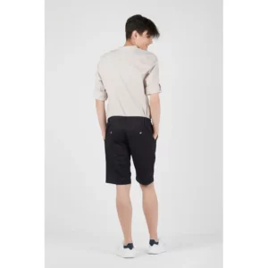 Bermuda elástica unisex Norvil 98 en marino navy, vista trasera, sobre modelo.