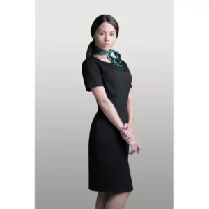 Vestido easy iron Norvil 9915 en negro, vista de tres cuartos, sobre modelo.