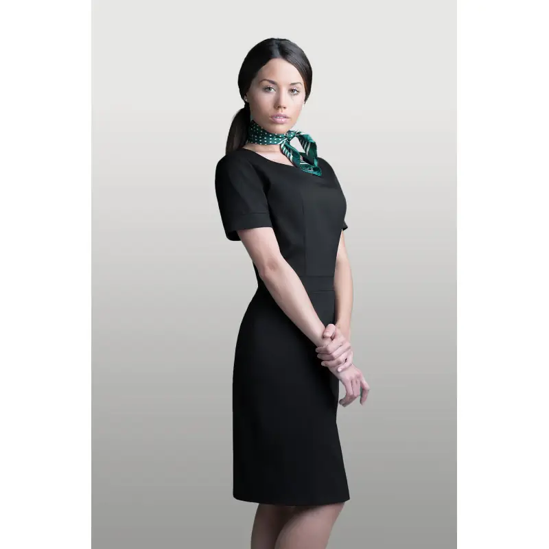 Vestido easy iron Norvil 9915 1 Vestido easy iron Norvil 9915 en negro, vista de tres cuartos, sobre modelo.