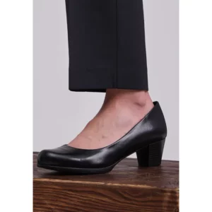 Zapato de azafata Norvil CAOBA en negro, zapato puesto en vista lateral.