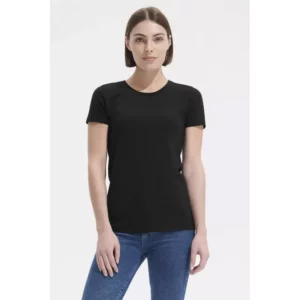 Camiseta básica de mujer Norvil CAPRI en negro, vista frontal, sobre modelo.
