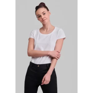 Camiseta básica de mujer Norvil CAPRI en blanco, vista frontal, sobre modelo.