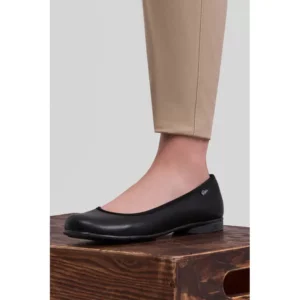 Zapato bailarina de mujer Norvil GINA en negro, vista lateral, sobre modelo.