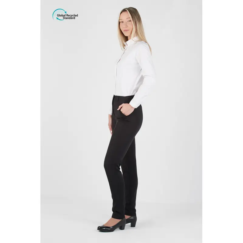 Pantalón de mujer tejido GRS Norvil LO1377 2 Pantalón de mujer tejido GRS Norvil LO1377 en negro, vista de tres cuartos, sobre modelo.