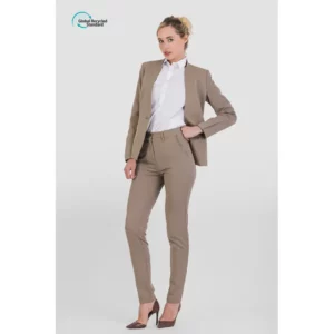 Pantalón de mujer tejido GRS Norvil LO1377 en tostado, vista frontal, sobre modelo.