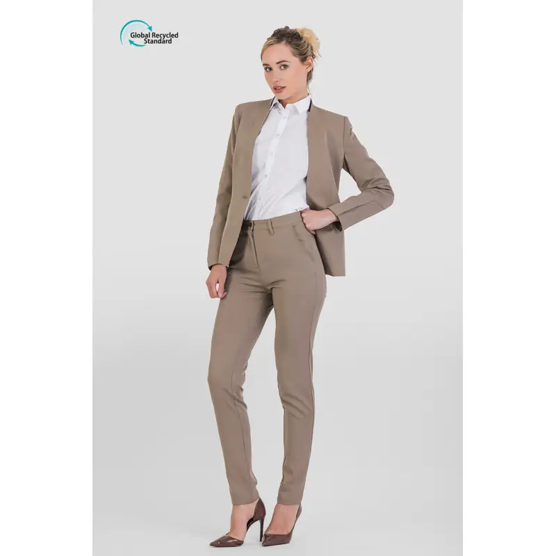 Pantalón de mujer tejido GRS Norvil LO1377 5 Pantalón de mujer tejido GRS Norvil LO1377 en tostado, vista frontal, sobre modelo.