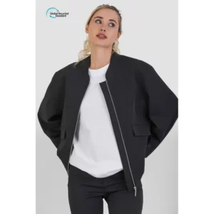 Chaqueta bomber GRS unisex Norvil LO3177 en negro, vista frontal, sobre modelo.