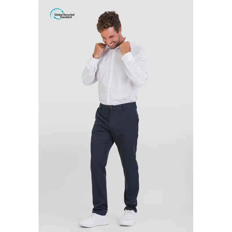Pantalón de hombre tejido GRS Norvil LO77 2 Pantalón de hombre tejido GRS Norvil LO77 en marino, vista frontal, sobre modelo.