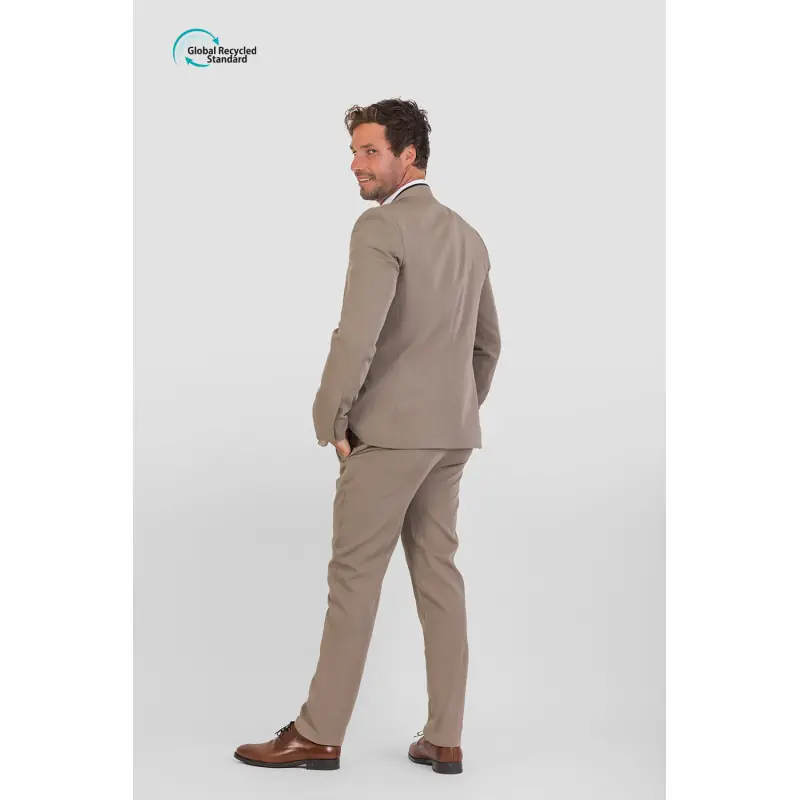 Pantalón de hombre tejido GRS Norvil LO77 3 Pantalón de hombre tejido GRS Norvil LO77 en tostado, vista trasera, sobre modelo.