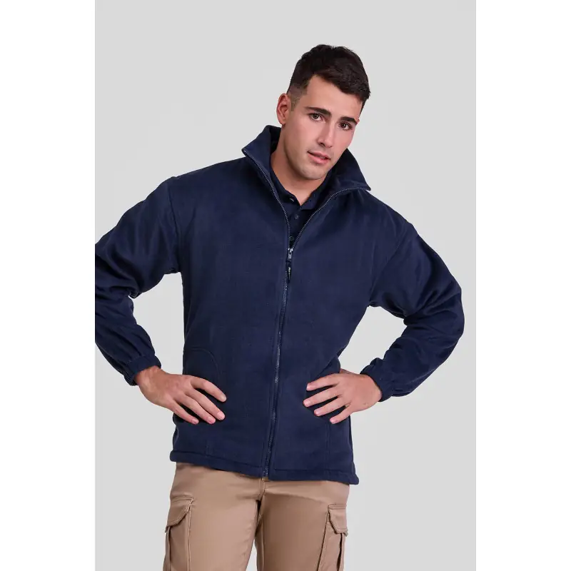 Chaqueta polar unisex Norvil MALI 1 Chaqueta polar unisex Norvil MALI en marino, vista de tres cuartos, sobre modelo.