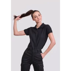 Polo básico de mujer Norvil MILAN en negro, vista frontal, sobre modelo.