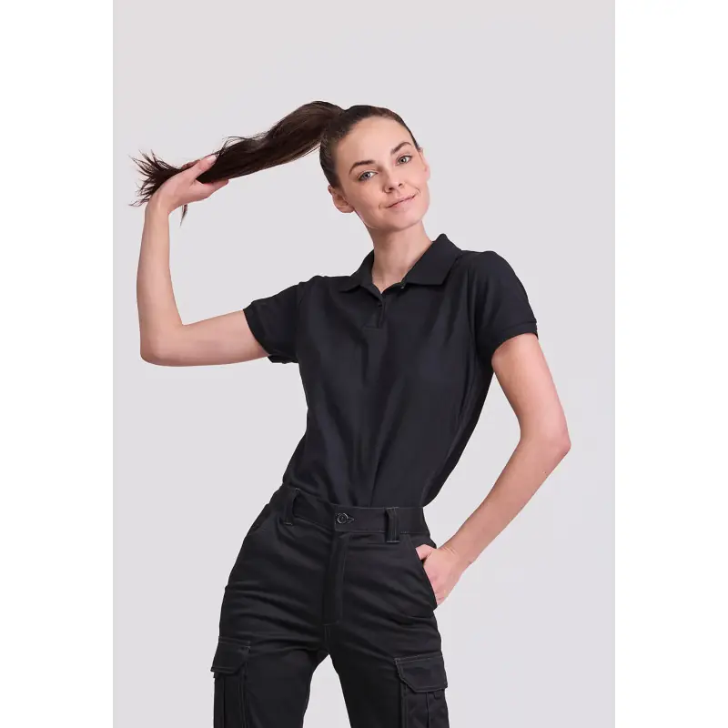 Polo básico de mujer Norvil MILAN 1 Polo básico de mujer Norvil MILAN en negro, vista frontal, sobre modelo.