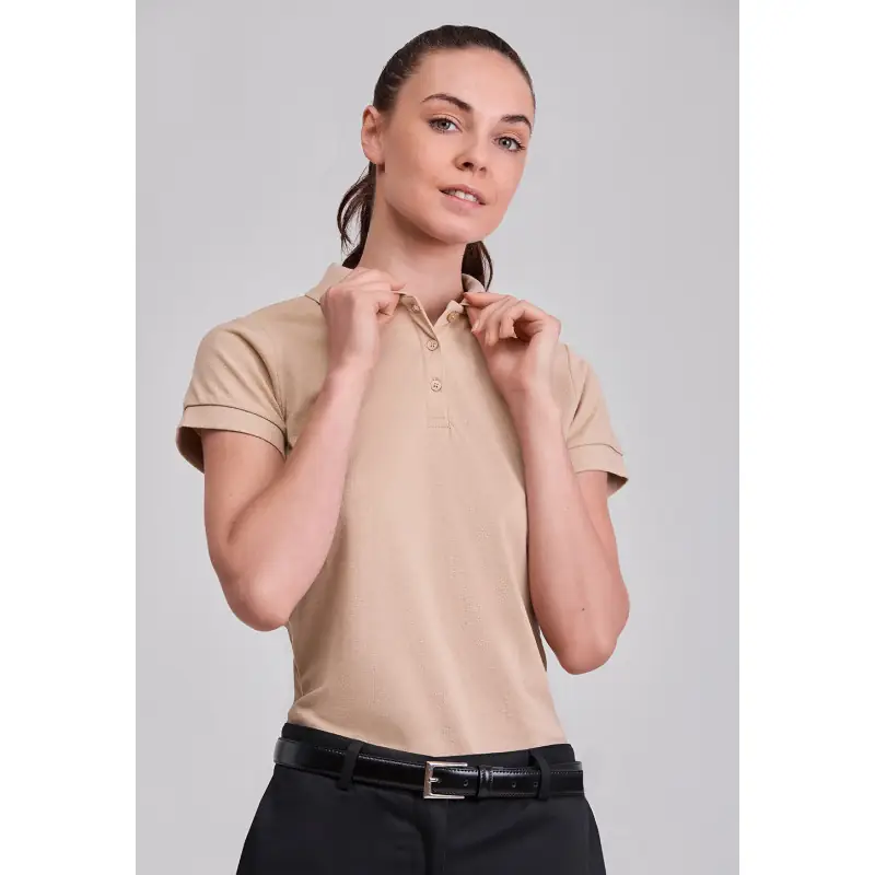 Polo básico de mujer Norvil MILAN 2 Polo básico de mujer Norvil MILAN en beige claro, vista frontal, sobre modelo.