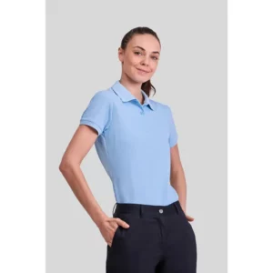 Polo básico de mujer Norvil MILAN en azul celeste, vista frontal, sobre modelo.