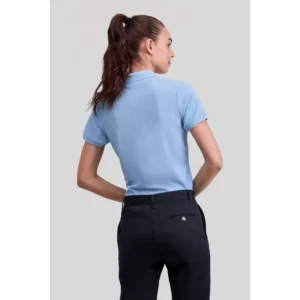 Polo básico de mujer Norvil MILAN en azul celeste, vista trasera, sobre modelo.