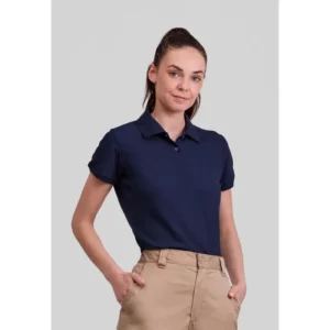 Polo básico de mujer Norvil MILAN en marino navy, vista frontal, sobre modelo.