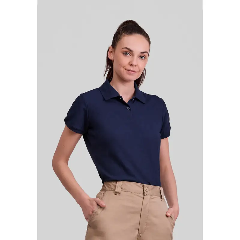 Polo básico de mujer Norvil MILAN 6 Polo básico de mujer Norvil MILAN en marino navy, vista frontal, sobre modelo.