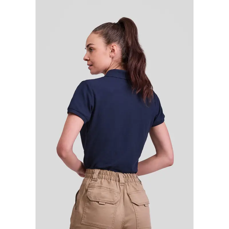 Polo básico de mujer Norvil MILAN 7 Polo básico de mujer Norvil MILAN en marino navy, vista trasera, sobre modelo.