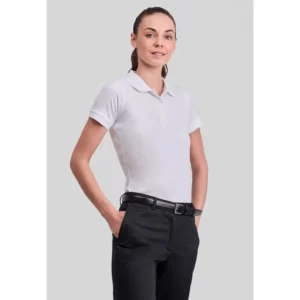 Polo premium de mujer Norvil NIZA en blanco, vista frontal, sobre modelo.