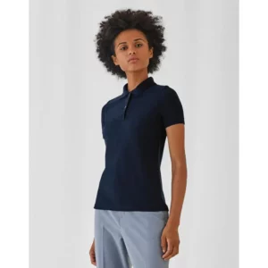 Polo premium de mujer Norvil NIZA en marino navy, vista de tres cuartos, sobre modelo.