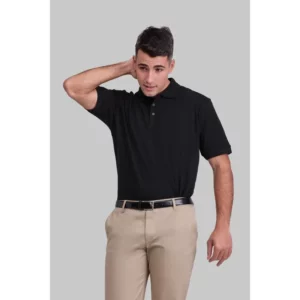 Polo premium unisex Norvil PRAGA en negro, vista frontal, sobre modelo.