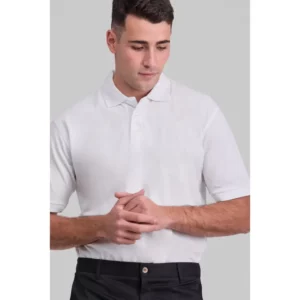Polo premium unisex Norvil PRAGA en blanco, vista frontal, sobre modelo.