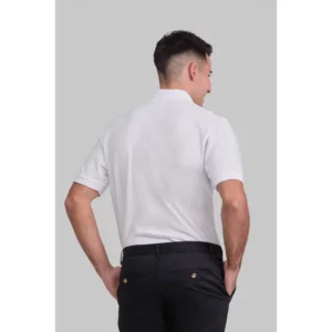 Polo premium unisex Norvil PRAGA en blanco, vista trasera, sobre modelo.