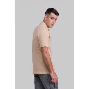 Polo premium unisex Norvil PRAGA en beige claro, vista de tres cuartos, sobre modelo.