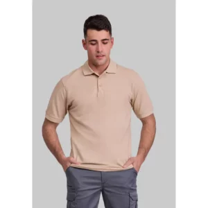Polo premium unisex Norvil PRAGA en beige claro, vista frontal, sobre modelo.