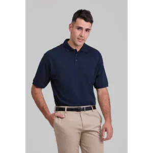 Polo premium unisex Norvil PRAGA en marino navy, vista frontal, sobre modelo.