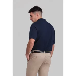 Polo premium unisex Norvil PRAGA en marino navy, vista trasera, sobre modelo.