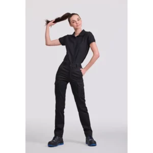 Pantalón stretch cargo Norvil PRATO en negro, vista frontal, sobre modelo.
