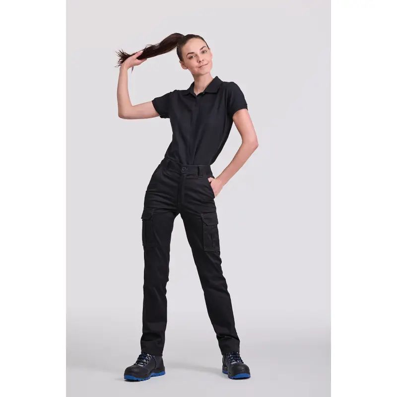 Pantalón stretch cargo Norvil PRATO 1 Pantalón stretch cargo Norvil PRATO en negro, vista frontal, sobre modelo.