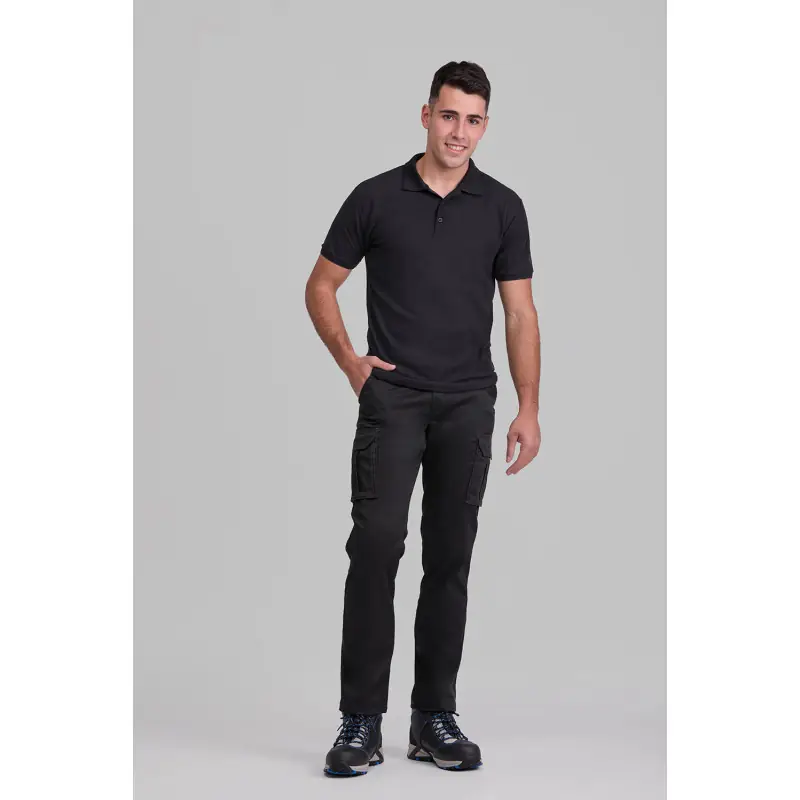 Pantalón stretch cargo Norvil PRATO 2 Pantalón stretch cargo Norvil PRATO en negro, vista frontal, sobre modelo.
